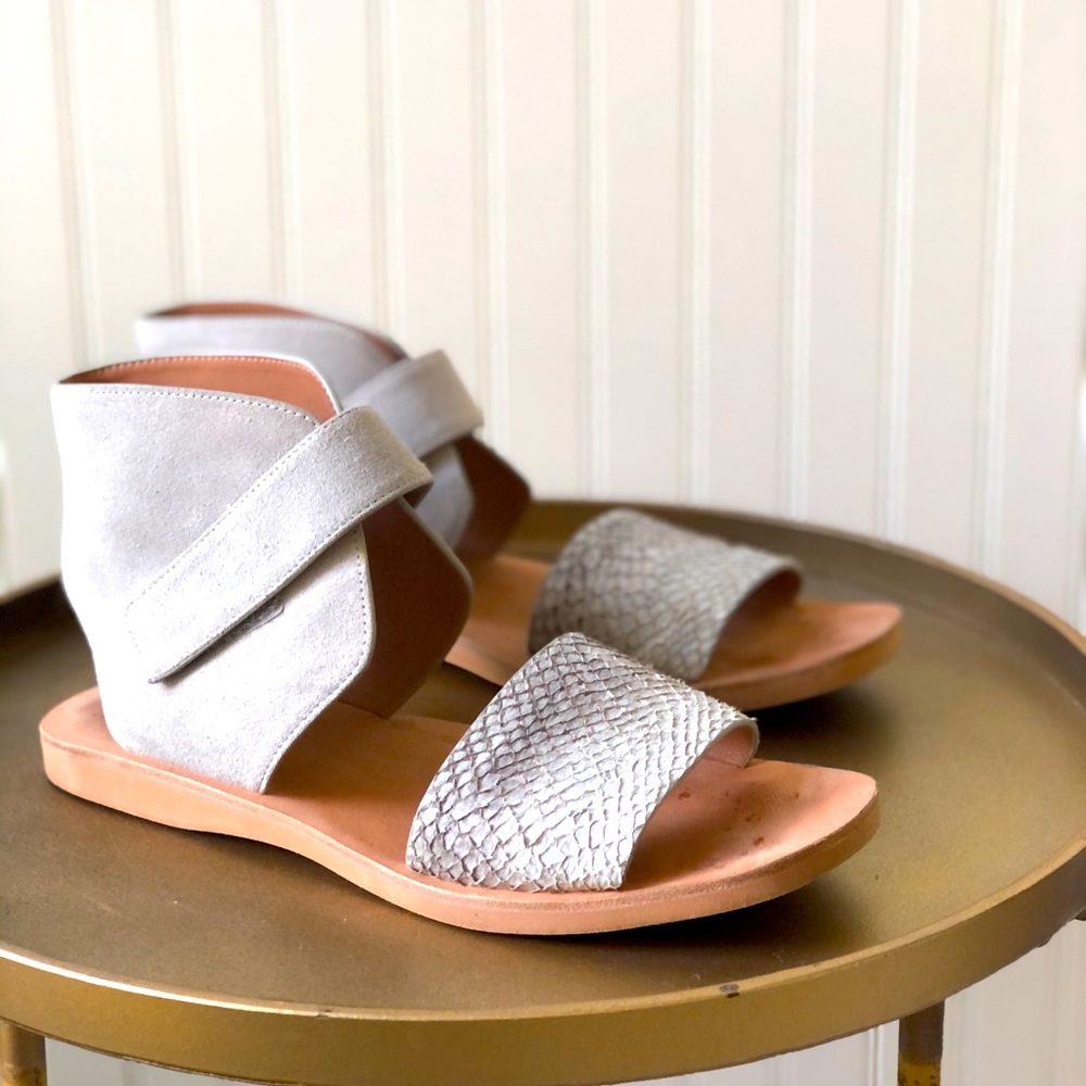 VINCE SAGE SNAKESKIN & SUEDE SANDALS. SZ: 6.5. EUC